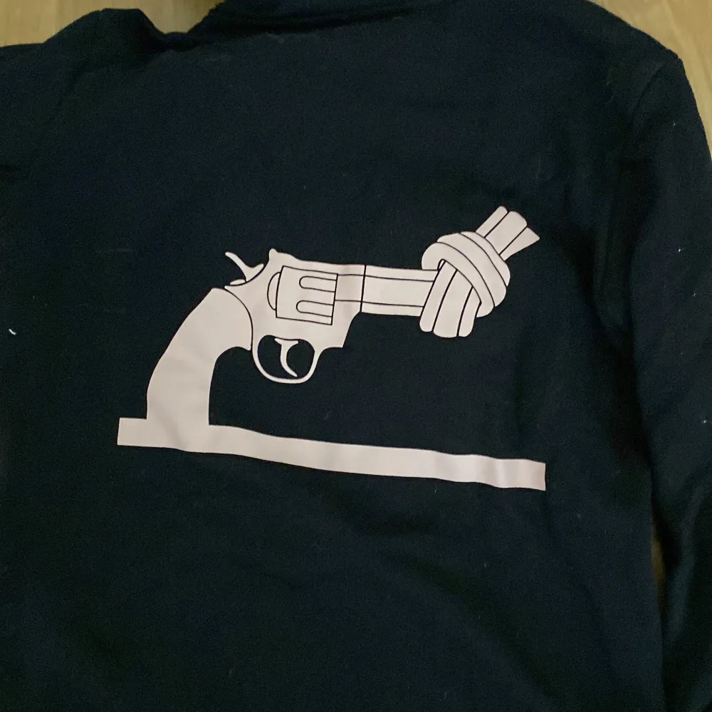 Svart hoodie ifrån Elly pistol. Storlek S. Använd fåtal gånger nypris 750. Hoodies.