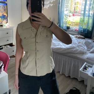 Väst - Beige väst köpt på sellpy, i bra skick.
