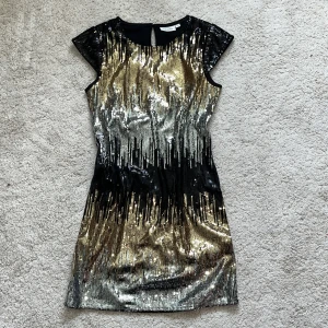 Klänning - Klänning med paljetter i guld, silver och svart! Baksidan är svart. Storlek 152, men är som xs.❣️