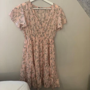 Klänning  - En fin sommar känning med blommar på, använd nån gång bara💗