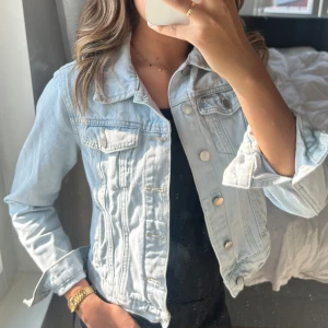 Blå jeansjacka XS - Fin ljusblå jeansjacka i storlek XS. Nytt skick!