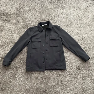 Zara Overshirt - Använd ett par gånger men i nyskick, passar perfekt för hösten. Stl S Skriv för mer info/bilder