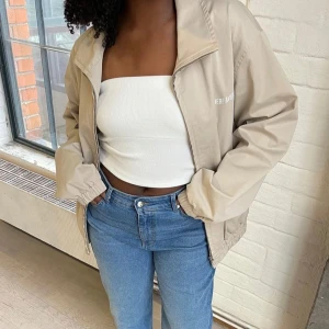 Djerf Avenue Jacka  - Säljer min djerf jacka som är i bra skick förutom den fläcken på axeln som visas i bild. Köparen står för frakt 🫡