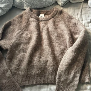 Stickad tröja  - Säljer min super snygga stickade tröja som är perfekt till hösten. Köptes för 500 men valt att sälja för 250 därför att den knappast har kommit till användning💗