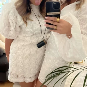 Student klänning - Säljer min super fina klänning jag hade på min student! Har sytt om den satt kjolen inte är lika rak utan går ut lite mer.❤️jag vände på klänningen den andra sidan är den v ringad 