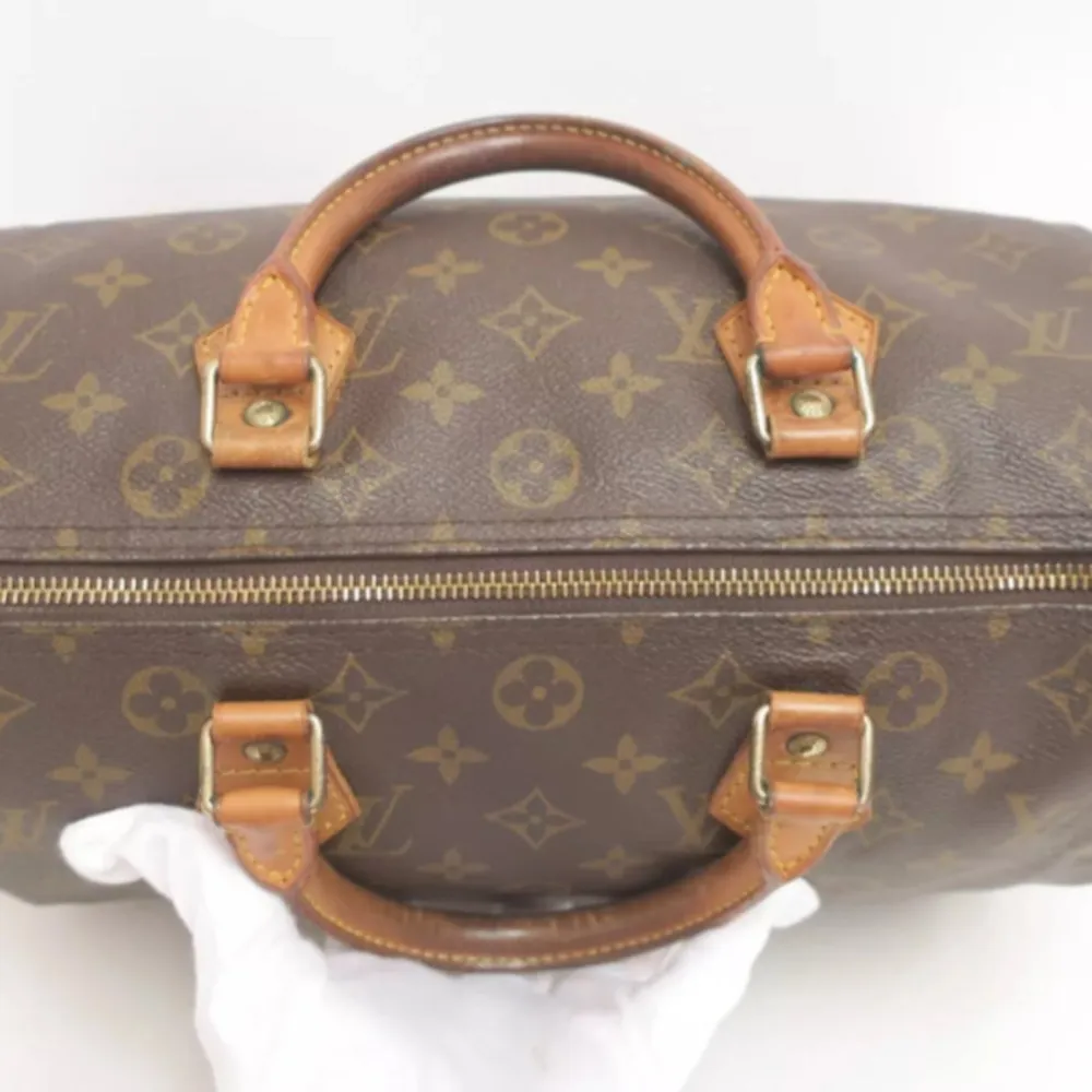 Louis Vuitton Speedy 30. Ett måste i väskkollektionen! Bra storlek för både vardagsbruk och resor. Perfekt att använda som skol-/arbetsväska. Speedy ger en touch av lyx och stil till varje outfit.. Väskor.