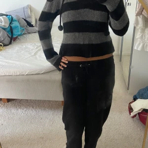 Stickad tröja - Superfin svart grå randig tröja från Minga❣️superfin och så mysig och skönt material🤍 den är i jättebra skick då jag ändats andvänt den ca 3 gånger🥰 pris kan diskuteras!