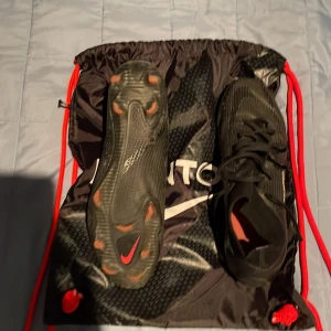 Fotbollsskor-nike phantom GT 2 elite - Nike phantom GT 2 elite fotbollsskor St.41. Inga defekter. Säljs p.g.a. Storleken. Påse inklusive köp. Nypris 2799kr säljs för 699kr. Vid snabb affär kan pris diskuteras🤝