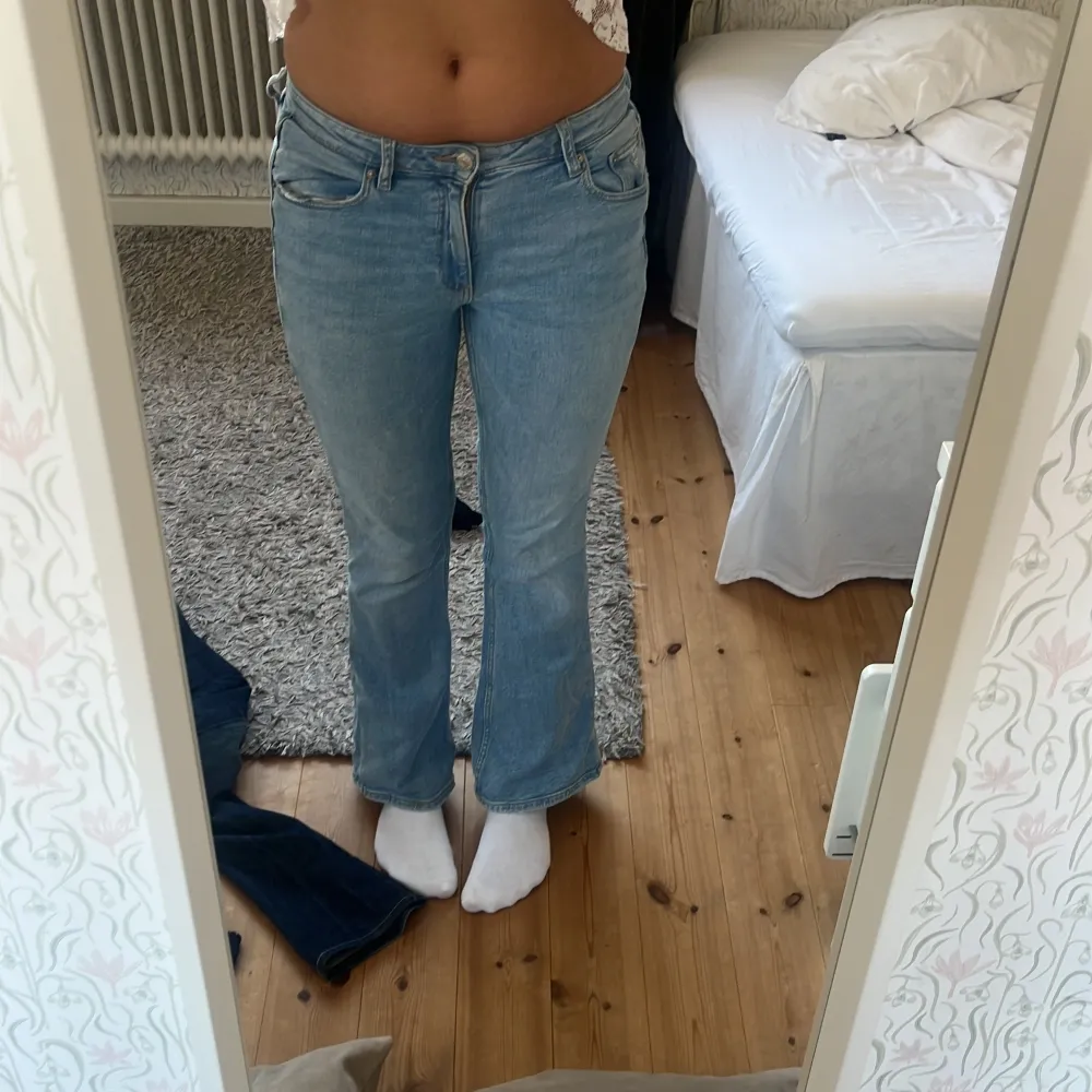 Ljusblåa jeans från gina tricot/Gina Young. Storlek 164 men passar mig  som har S/36. Använda en gång säljer pga att de inte kommer till användning. Ny pris 300. Jeans & Byxor.