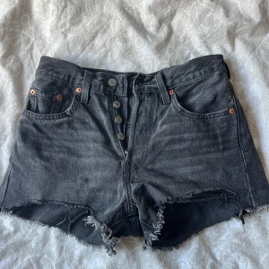 Supersnygga jeansshorts - Supersnygga jeansshorts från Levis, använda endast fåtal gånger. Storlek: w24