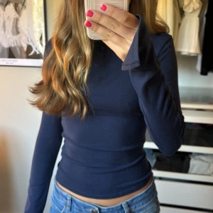 Långärmad tröja med slits - Jätte fin med slits i ärmarna, använd få tal gånger,slutsåld i denna storlek