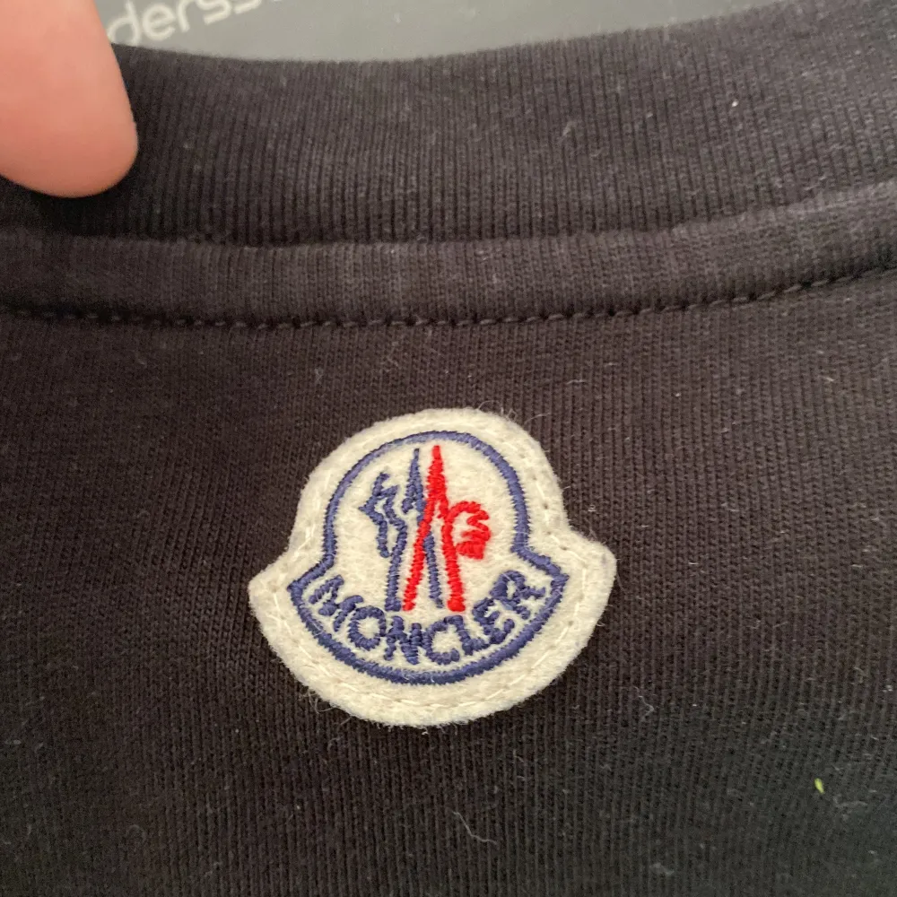 Moncler tshirt| skick 10:10 | nypris 3000kr vårat pris 799kr | storlek S| tags medföljer | . T-shirts.