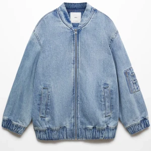 Jeansjacka Mango - Helt ny med prislapp kvar!  Har bara testat den på och Xs sitter verkligen oversized på mig som vanligtvis har S eller Xs