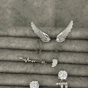 Snygga örhängen  - Säljer de här fina örhängena från Ioaku💖 Endast prövade och i nyskick! Hör av er vid frågor!❤️