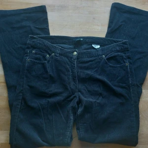 Manchester dambyxor - Svarta manchesterbyxor, använda få gånger. Lite liten i storlek :)