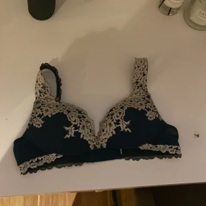 Intimissimi bh - Säljer en bh från Intimissimi i st 75B i marinblå typ. Säljer pågrund av att den är för liten💞den är använd men den har inget hål eller slitning vad jag har sätt iaf💞