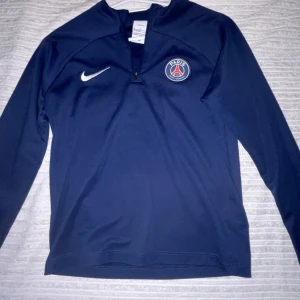PSG tröja långärmad  - PSG tröja mörk blå i väldigt bra skick har bara användst 4 gånger säljer den för att den inte gick till användning.  Storlek 137-147 CM