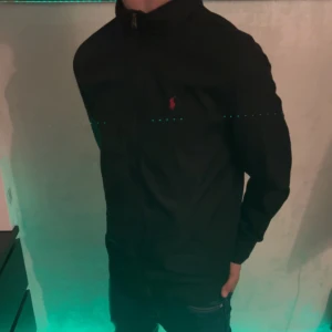 Ralphlauren jacka - Säljer nu min Ralph lauren jacka då den är förliten (min kompis på bilderna)perfekt jacka för vintern.