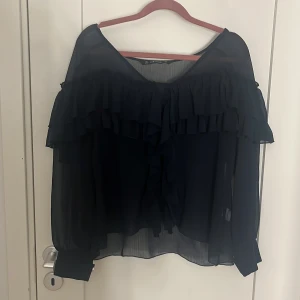 Mörkblå zara blus💞 - Jätte fin zara blus som bara inte kommer till användning💞den har dock lite lösa trådar men inte man tänker på💗