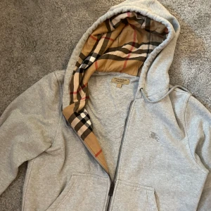 Burberry zip up hoodie - Tjena! Nu säljer jag denna feta burberry zip up hoodien. Den är i enormt bra skick, knappast några tecken på användning. Den är i storlek L. Priset går att diskuteras vid snabb affär. Om några andra frågor dyker upp är det bara och fråga, Mvh Abbe:)