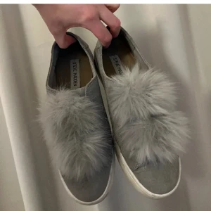 Steve madden skor - Säljer dessa skor från steve madden❣️de är lite smutsiga men går att tvätta, kan också tvätta de innan jag postar det önskas☺️ser inte var det står storleken, men köpte de på plick och där stod de att de va i 38 och de passar mig som har 38😃