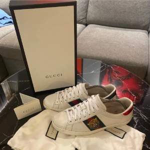 Tja säljer då ett par gucci ace skor. Riktigt schysst skor och skicket är 8/10. Finns lite creases men som knappt märks av. Kontakta dm📩 vid frågor osv 