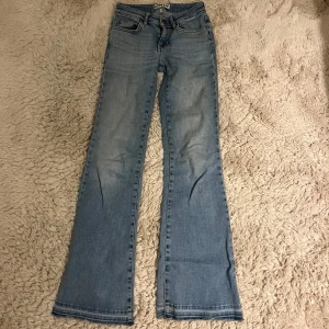 Low waist flared only jeans - Snygga jeans från Only i storlek 26/32. Bra skick! Midjemått: 32 cm rakt över Innerbenslängd: 78 cm
