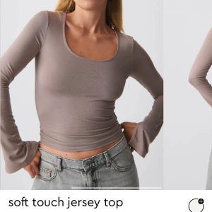 Grå långärmad tröja - Grå/beige soft touch tröja från gina, bra skick köpt för 200kr skriv för egna bilder❣️