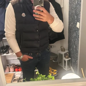 Moncler väst - Säljer nu mina snygga moncler väst i bra skick.  Storlek 2/m  100 procent äkta