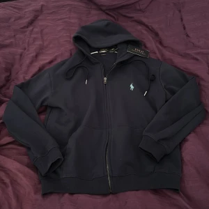 Ralph Lauren tröja  - Tjena säljer min Ralph Lauren tröja för den aldrig används den är helt ny med lappen på och är i storlek M men är Custom fit så är mindre en M skulle säga S i storlek, hörr av dig om du undrar något// William 