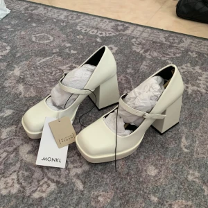 Mary Jane pumps  - Ett par vita fina Mary Jane platåklackar från Monki. Aldrig använda endast testade. De är storlek 37 men skulle säga att de passar 36 mer. Perfekta till fest, konsert eller bara till vardags! 😚 bara att säga till om du har några frågor 🎀