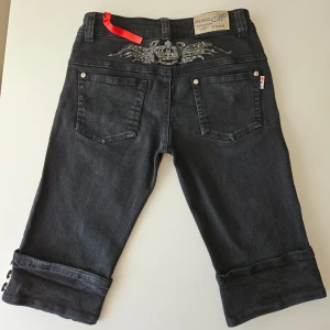 Y2k byxor - Supersnygga jeanshorts med strassdetaljer. Storlek M, passar bättre S. Fint skick, bara några strass saknas på designen på baksidan