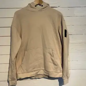 Säljer nu denna beigea jack & jones hoodie för 119kr! Den är i storlek M och är i mycket bra skick. Pris kan diskuteras, hör av dig vid funderingar!😁