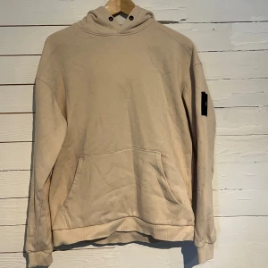 Beige jack & jones hoodie (M) - Säljer nu denna beigea jack & jones hoodie för 59kr! Den är i storlek M och är i mycket bra skick. Pris kan diskuteras, hör av dig vid funderingar!😁