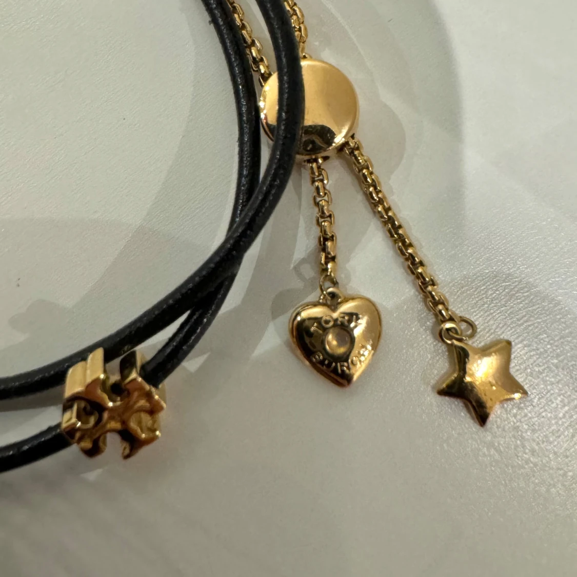 TORY BURCH armband - Kira Slider i färgen guld och svart - 92