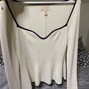 Ribbstickad tröja från H&M - En jättefin tröja från hm som passar perfekt till fina tillfällen och utgångar. Den är i princip helt ny, använd en gång men köpt för ett tag sedan. 