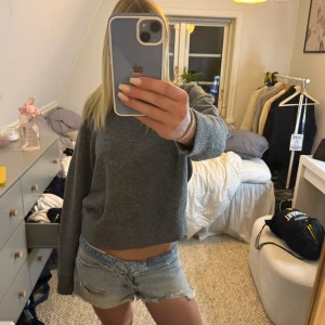 Stickad tröja - Säljer min gråa stickade från zara i nyskick❤️