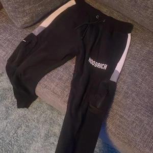 Hoodrich mjukis byxor  - Hoodrich mjukis byxor använd 2/4 gånger jätte bra skick och inga skador 