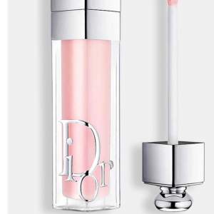 Helt nytt läppglans från Dior💖 Färg: 001 Pink💖 Lip maximizer, maximum hydration! Den är endast uttagen ur kartongen, aldrig använd pga felköp💖Inköpt på Nk för nypris 490:- Kvitto finns kvar💖