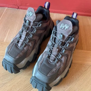 Eytys Halo sneakers storlek 40 - Eytys Halo sneakers, storlek 40. Säljs inte längre i denna färgen. Använda ett par gånger men blivit ett hål i tyget på ena hälen, annars väldigt gott skick.