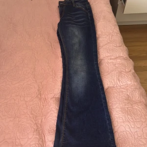Bra  - Storlek M Har haft den i några månader mörkblå flared jeans