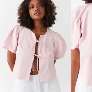 Den populära puff sleeve blouse i rosa!! Aldrig använd med lappen kvar!