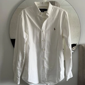 Ralph lauren skjorta - Skjortan är i mycket bra skick inga skador. Om ni undrar något är det bara att höra av sig i dm 🙌