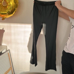 Byxor - Tunna skinnbyxor med bootcut Storlek xs. Men skulle säga att det är en S