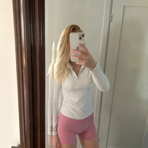 Vit träningsjacka  - Knappt använd. Passar s/xs💗