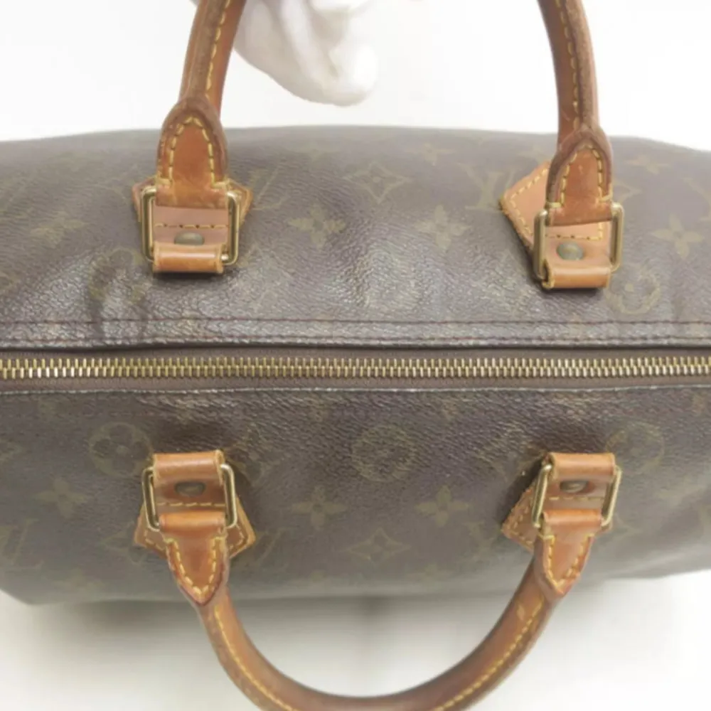 Louis Vuitton Speedy 30. Ett måste i väskkollektionen! Bra storlek för både vardagsbruk och resor. Perfekt att använda som skol-/arbetsväska. Speedy ger en touch av lyx och stil till varje outfit.. Väskor.