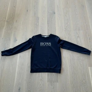 Boss sweatshirt - Säljer min boss då jag rensar ut min gadrob den är använd några få gånger och inga defekter eller söndertvättad är som helt ny. 9,5 