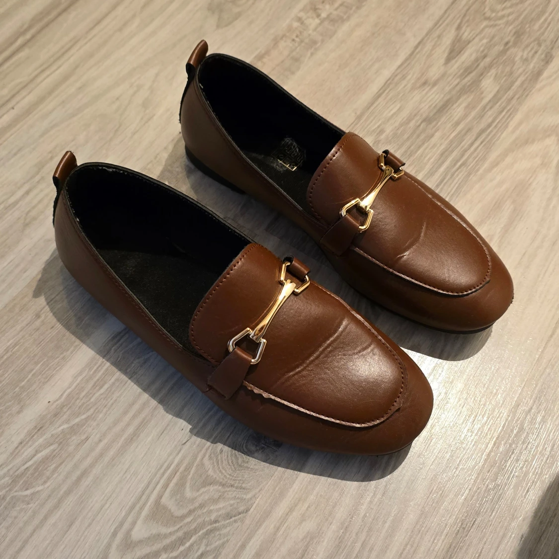 Bruna loafers med gulddetalj - 90