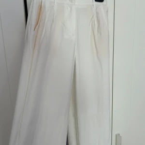 Vita finbyxor - Jättefina byxor, använda 2-3 gånger ❤️ sömmen har gått upp lite vid knappen (se bilden) 