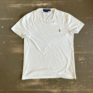 Ralph lauren tshirt - Ralph lauren tshirt i perfekt skick. Storlek S, vid frågor är det bara att skriva🙌🏻